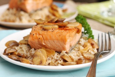 Коричневый рис с лососем, вином и грибами - приготовление