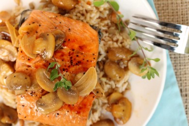 Коричневый рис с лососем, вином и грибами - приготовление