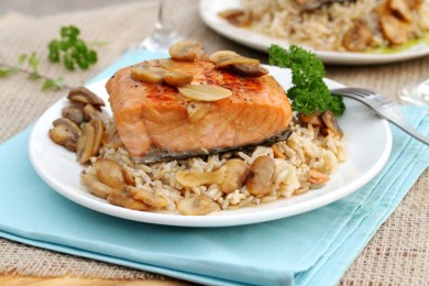 Коричневый рис с лососем, вином и грибами - приготовление