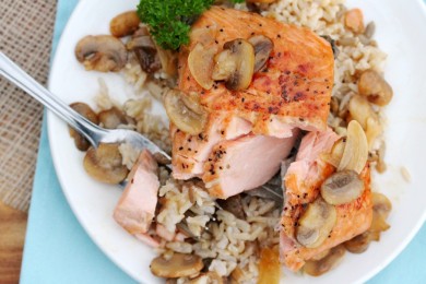 Коричневый рис с лососем, вином и грибами - приготовление