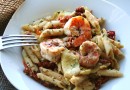 Паста в соусе с креветками и артишоками