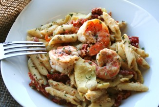 Паста в соусе с креветками и артишоками