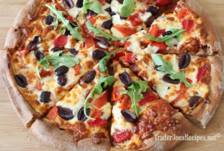 Пицца с оливками и красным перцем