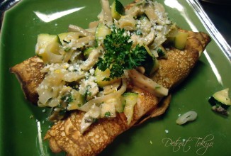 Блины с курицей, сыром и овощами