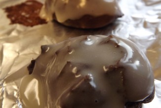 Глазированные шоколадные пончики