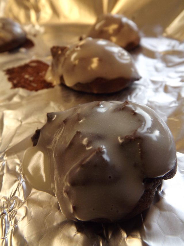 Глазированные шоколадные пончики