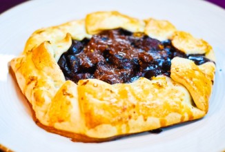 Открытый вишневый пирог с темным шоколадом