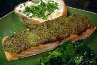 Жаренный лосось с фисташковым песто