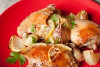 Запеченная курица с лимонами и белым вином
