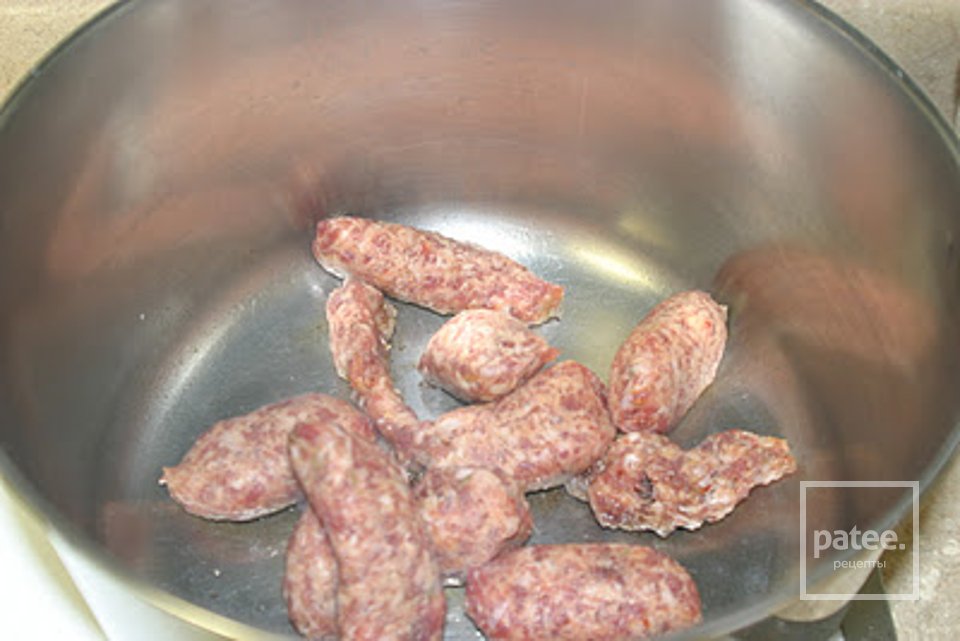 Суп с колбасой и грибами - Шаг 1