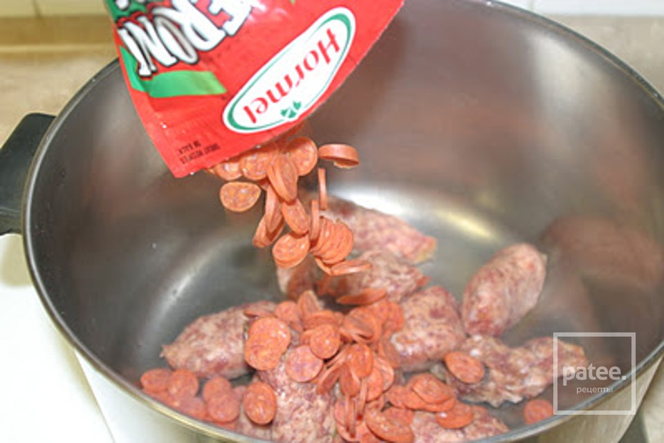 Суп с колбасой и грибами - Шаг 2