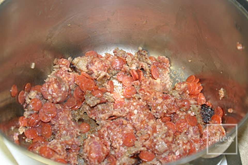 Суп с колбасой и грибами - Шаг 3