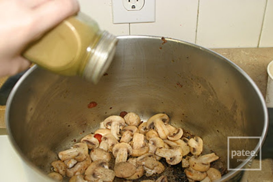 Суп с колбасой и грибами - Шаг 6