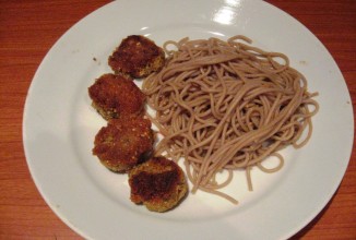 Фалафель с гарниром из гречневой лапши