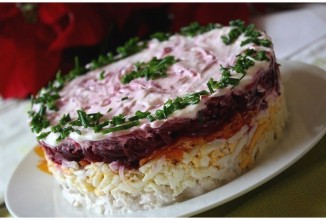 Слоеный салат с мясом и овощами