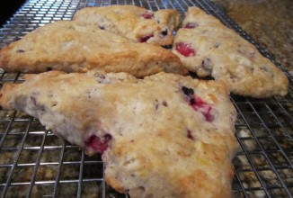 Булочки с клюквой, орехами и белым шоколадом