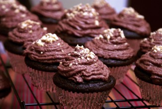 Шоколадные кексы с начинкой и глазурью