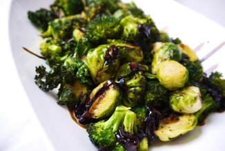 Салат из овощей с бальзамическим соусом