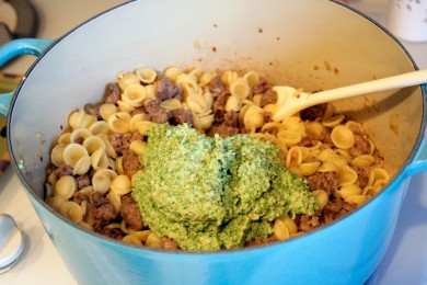 Орекьетте с колбасой и соусом песто - приготовление