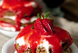 Блины с сливочным кремом и клубникой