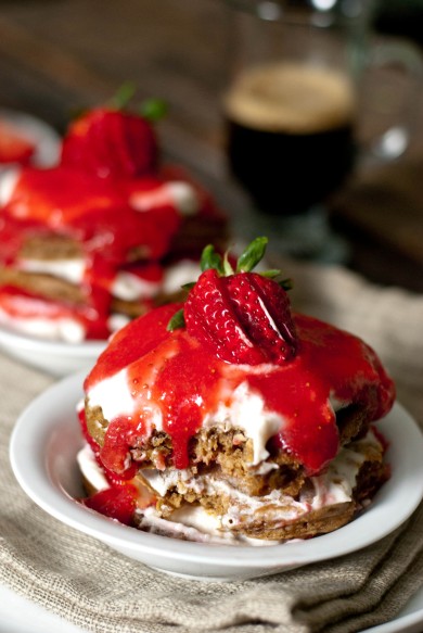 Блины с сливочным кремом и клубникой