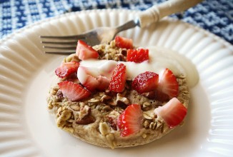 Блины с гранолой и клубникой