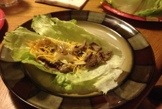 Жаренный стейк в соусе с овощами