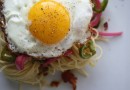 Паста с глазуньей, беконом и овощами