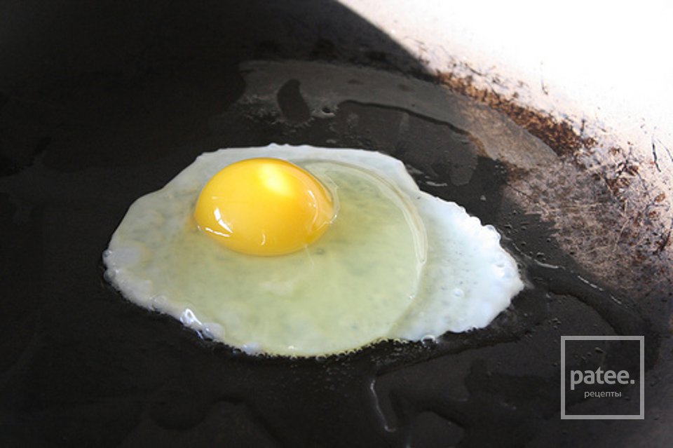 Паста с глазуньей, беконом и овощами - Шаг 9