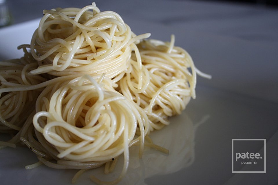 Паста с глазуньей, беконом и овощами - Шаг 10