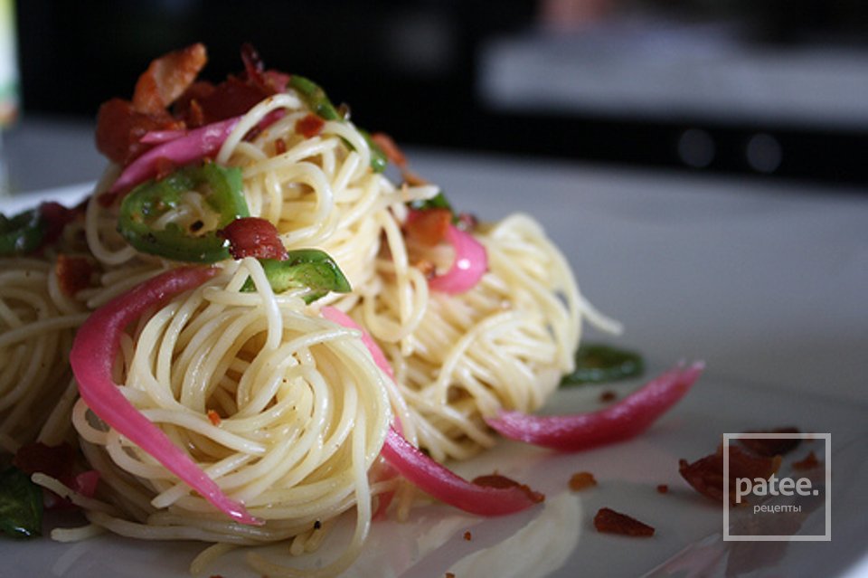 Паста с глазуньей, беконом и овощами - Шаг 12