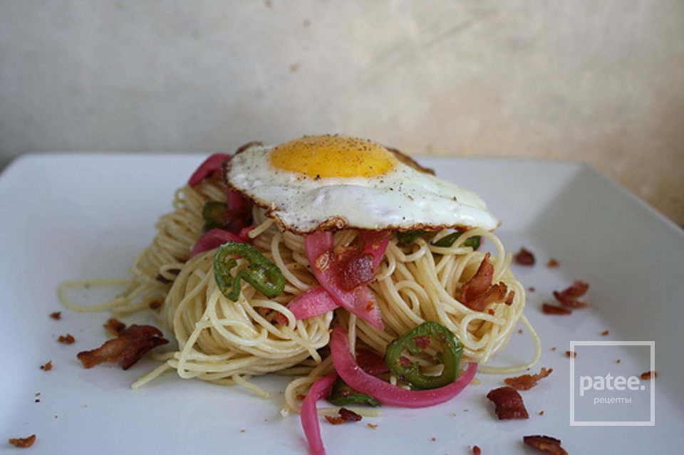 Паста с глазуньей, беконом и овощами - Шаг 13