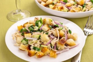 Куриный салат с сухариками