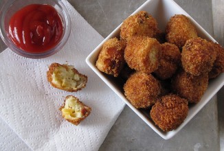 Хрустящий картофельные шарики с сыром и беконом