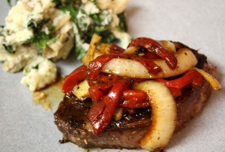 Стейк под перцем чили, и луком с бальзамическим уксусом