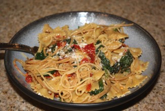 Паста с помидорами, сыром бри и шпинатом