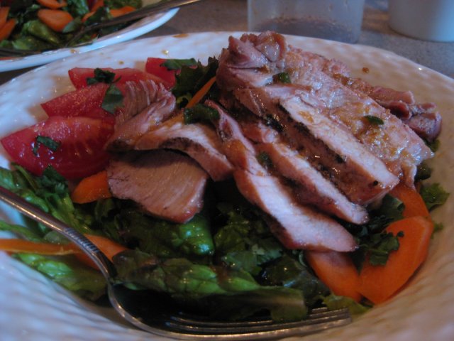 Жареная свинина с салатом