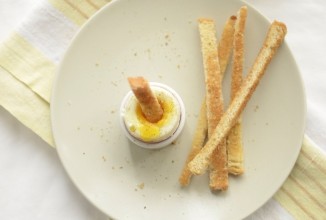 Яйца с хлебными палочками