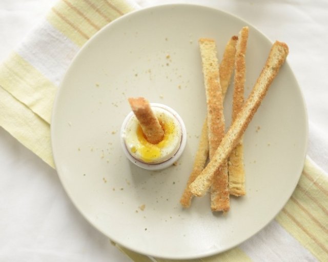 Яйца с хлебными палочками