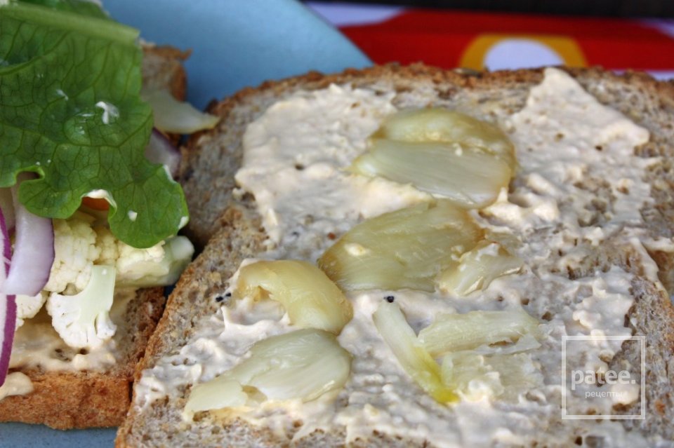 Бутерброд с хумусом и овощами - Шаг 4