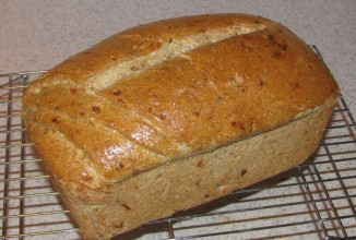 Ржаной хлеб с луком и чесноком