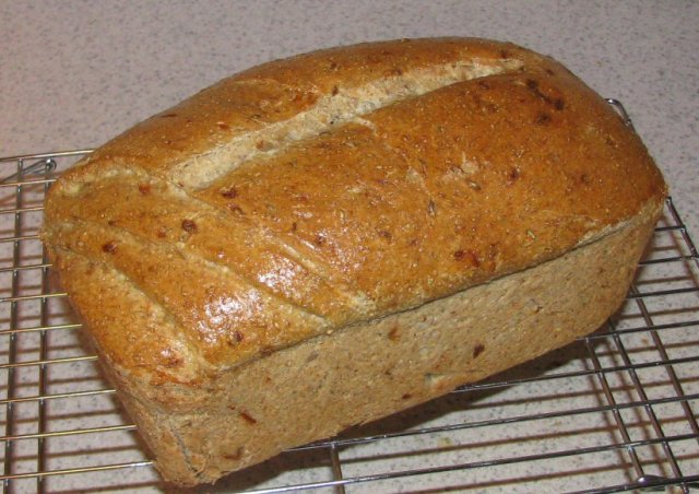 Ржаной хлеб с луком и чесноком