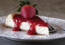 Чизкейк с клубничным соусом