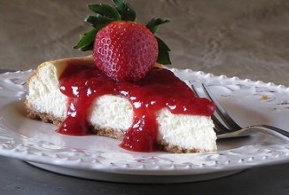 Чизкейк с клубничным соусом