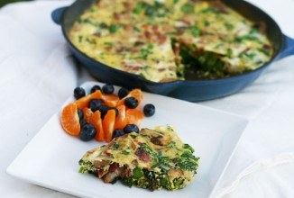 Фриттата с беконом, грибами и брокколи