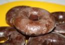 Шоколадные глазированные пончики