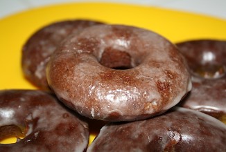 Шоколадные глазированные пончики