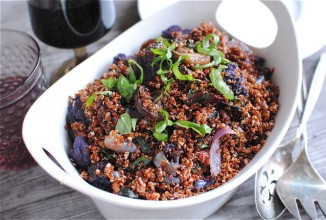 Красная киноа с фиолетовой цветной капустой