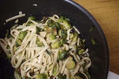 Чесночная паста с брюссельской капустой - приготовление