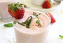 Молочный коктейль с клубникой и базиликом